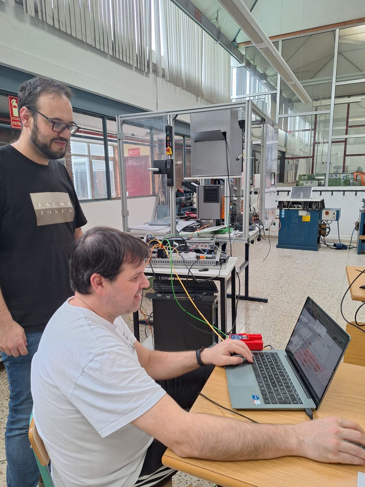Alumno programando parte IT