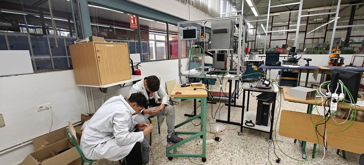 Alumnos realizando cable UTP