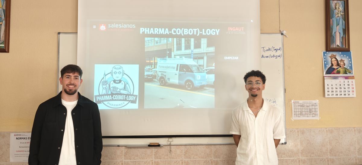 Alumnos presentando el proyecto