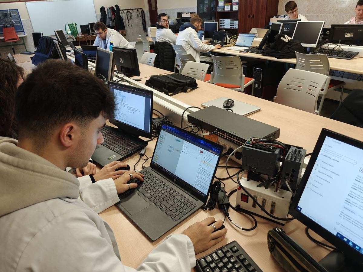 Formación alumnos telecomunicaciones